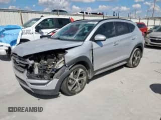 2018 Hyundai Tucson Value z VIN KM8J33A25JU778555, wystawiony jako Copart lot #85119955 z przebiegiem 68 696 mil mil oraz Szkoda całkowita • Salvage title. Historia ofert i sprzedaży dostępna na DreamBid. Obrazek 1.