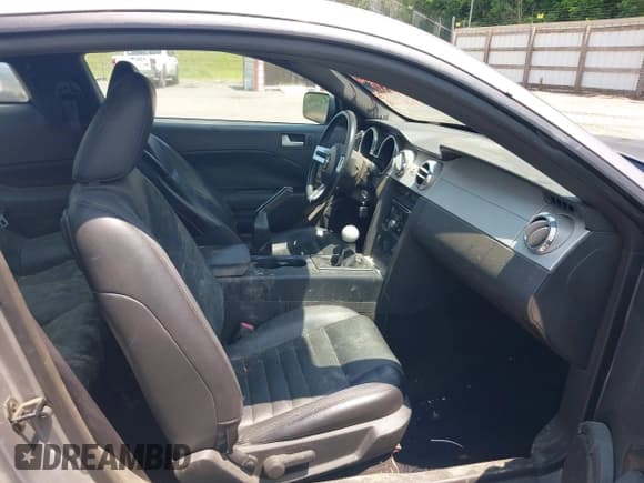 ✅ 2006 Ford Mustang GT Deluxe • VIN: 1ZVFT82H065176946 • Lot: 42472942. Listed on IAAI with 157,711 mi. Free auction sales archive from the USA and detailed vehicle history report at DreamBid. Image 5.