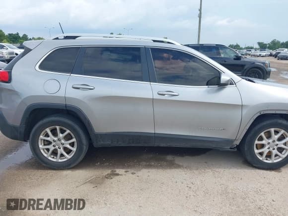 ✅ 2016 Jeep Cherokee Latitude • VIN: 1C4PJLCS5GW287269 • Lot: 42844019. Wystawiony na IAAI z przebiegiem 186 468 mil. Bezpłatny archiwum sprzedaży aukcyjnych z USA i szczegółowy raport historii pojazdu na DreamBid. Zdjęcie 13.