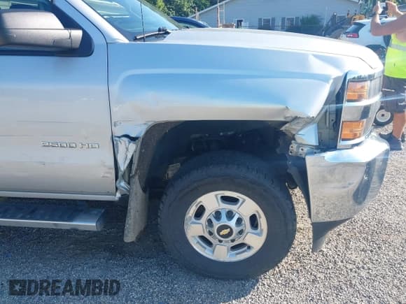 ✅ 2015 Chevrolet Silverado 2500HD LT • VIN: 1GC2KVEG8FZ101104 • Lot: 42563927. Wystawiony na IAAI z przebiegiem 60 419 mil. Bezpłatny archiwum sprzedaży aukcyjnych z USA i szczegółowy raport historii pojazdu na DreamBid. Zdjęcie 18.