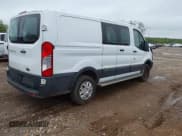 ✅ 2018 Ford Transit • VIN: 1FTYR1ZM6JKB17933 • Lot: 41777624. Wystawiony na IAAI z przebiegiem 225 123 mil. Bezpłatny archiwum sprzedaży aukcyjnych z USA i szczegółowy raport historii pojazdu na DreamBid. Zdjęcie 4.