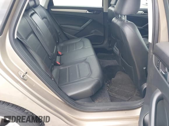 ✅ 2015 Volkswagen Passat S • VIN: 1VWAT7A37FC004600 • Lot: 43046219. Wystawiony na IAAI z przebiegiem 171 570 mil. Bezpłatny archiwum sprzedaży aukcyjnych z USA i szczegółowy raport historii pojazdu na DreamBid. Zdjęcie 8.