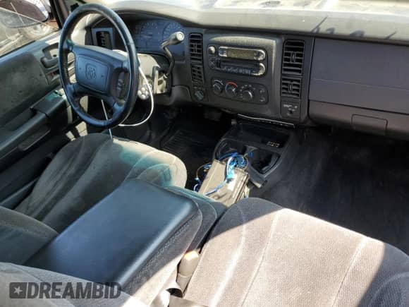 2002 Dodge Dakota Sport z VIN 1B7GG32NX2S616395, wystawiony jako Copart lot #70294944 z przebiegiem 205 067 mil mil oraz Czysty tytuł • Clean title. Historia ofert i sprzedaży dostępna na DreamBid. Obrazek 8.