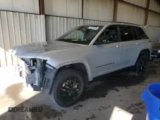 2024 Jeep Grand Cherokee Laredo с VIN 1C4RJHAG3R8580776, выставлен на аукционе Copart как лот 86230465 с пробегом 23 357 миль миль и Списание • Salvage title. История ставок и продаж доступна на DreamBid. Изображение 1.