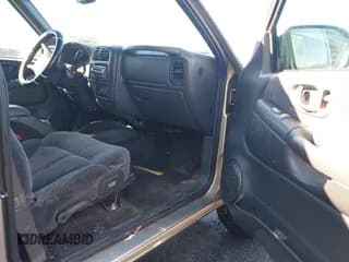 ✅ 2001 Chevrolet Blazer LT • VIN: 1GNCS13W912113858 • Lot: 41402346. Wystawiony na IAAI z przebiegiem 215 501 mil. Bezpłatny archiwum sprzedaży aukcyjnych z USA i szczegółowy raport historii pojazdu na DreamBid. Zdjęcie 5.