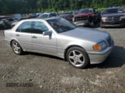 ✅ 1998 Mercedes-Benz C 230/260/280/320 • VIN: WDBHA23G6WA554827 • Lot: 64129885. Wystawiony na Copart z przebiegiem 135 990 mil. Bezpłatny archiwum sprzedaży aukcyjnych z USA i szczegółowy raport historii pojazdu na DreamBid. Zdjęcie 4.