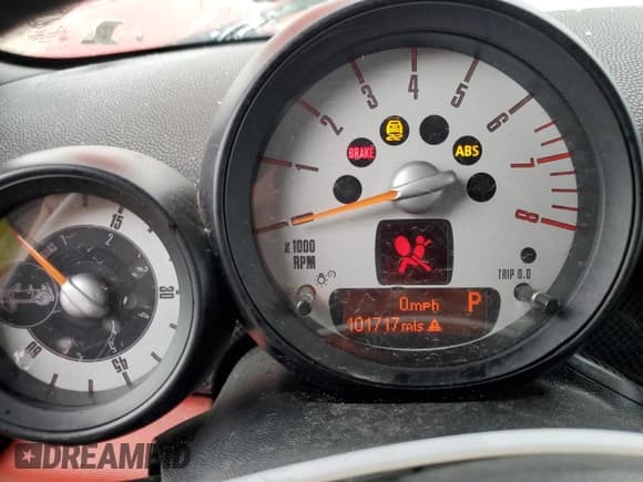 ✅ 2014 MINI Convertible S • VIN: WMWZP3C52ET706143 • Lot: 43184955. Wystawiony na Copart z przebiegiem 101 717 mil. Bezpłatny archiwum sprzedaży aukcyjnych z USA i szczegółowy raport historii pojazdu na DreamBid. Zdjęcie 9.