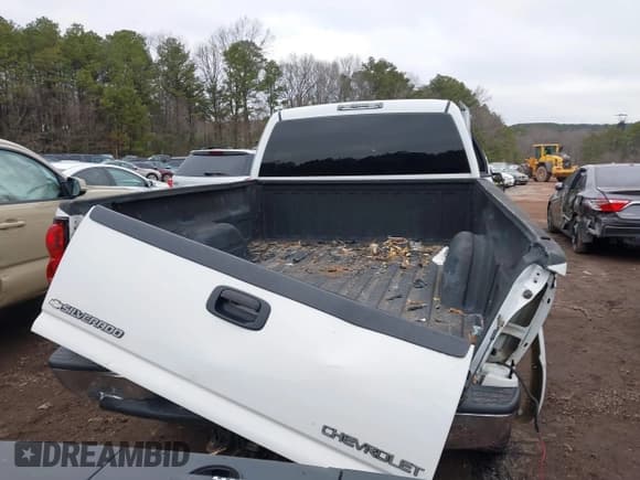 ✅ 2005 Chevrolet Silverado 2500HD LT • VIN: 1GCHK23255F948503 • Lot: 41225115. Wystawiony na IAAI z przebiegiem 187 056 mil. Bezpłatny archiwum sprzedaży aukcyjnych z USA i szczegółowy raport historii pojazdu na DreamBid. Zdjęcie 15.