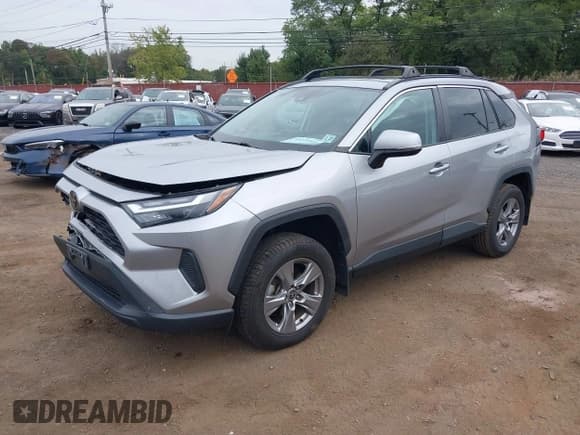✅ 2022 Toyota RAV4 XLE • VIN: 2T3P1RFV7NW253886 • Lot: 43274561. Wystawiony na IAAI z przebiegiem 82 915 mil. Bezpłatny archiwum sprzedaży aukcyjnych z USA i szczegółowy raport historii pojazdu na DreamBid. Zdjęcie 2.
