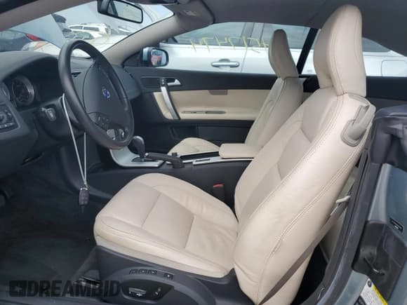 ✅ 2011 Volvo C70 • VIN: YV1672MC3BJ107900 • Lot: 74517474. Wystawiony na Copart z przebiegiem 5 628 mil. Bezpłatny archiwum sprzedaży aukcyjnych z USA i szczegółowy raport historii pojazdu na DreamBid. Zdjęcie 7.