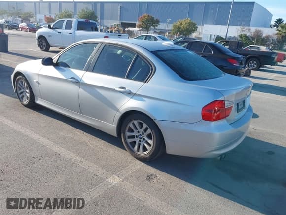 ✅ 2007 BMW 3 Series 328i • VIN: WBAVA33557PG52108 • Lot: 43862224. Wystawiony na IAAI z przebiegiem 244 142 mil. Bezpłatny archiwum sprzedaży aukcyjnych z USA i szczegółowy raport historii pojazdu na DreamBid. Zdjęcie 3.