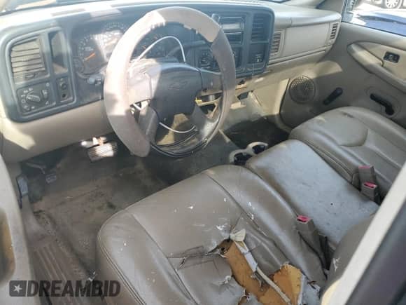 2004 Chevrolet Silverado 1500 LS z VIN 1GCEC14V04Z232513, wystawiony jako Copart lot #82531194 z przebiegiem Nie podano mil oraz Czysty tytuł • Clean title. Historia ofert i sprzedaży dostępna na DreamBid. Obrazek 8.