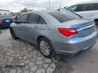✅ 2013 Chrysler 200 LX • VIN: 1C3CCBAB3DN686189 • Лот: 43567226. Опубликован ранее на IAAI с пробегом 163 694 миль. Бесплатный доступ к архиву аукционных продаж из США и подробный отчёт об истории автомобиля на DreamBid. Изображение 3.