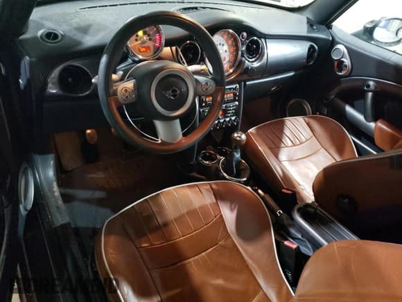 ✅ 2008 MINI Convertible • VIN: WMWRF33538TF67537 • Lot: 86498134. Wystawiony na Copart z przebiegiem 120 044 mil. Bezpłatny archiwum sprzedaży aukcyjnych z USA i szczegółowy raport historii pojazdu na DreamBid. Zdjęcie 8.