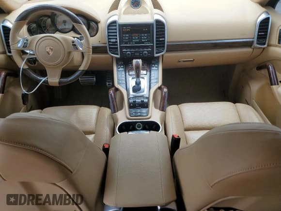 ✅ 2014 Porsche Cayenne GTS • VIN: WP1AD2A25ELA77262 • Lot: 65582005. Wystawiony na Copart z przebiegiem 50 576 mil. Bezpłatny archiwum sprzedaży aukcyjnych z USA i szczegółowy raport historii pojazdu na DreamBid. Zdjęcie 8.