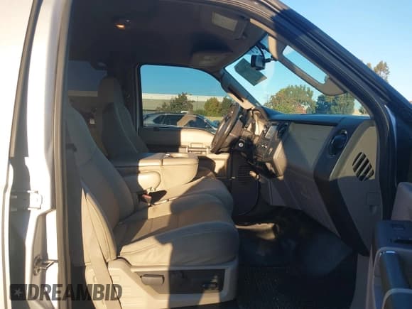 ✅ 2008 Ford F-250 XL • VIN: 1FTSW21R08ED76339 • Lot: 43784405. Wystawiony na IAAI z przebiegiem 301 560 mil. Bezpłatny archiwum sprzedaży aukcyjnych z USA i szczegółowy raport historii pojazdu na DreamBid. Zdjęcie 5.