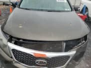 ✅ 2011 Kia Sorento EX • VIN: 5XYKU3A15BG095870 • Lot: 86340305. Wystawiony na Copart z przebiegiem 63 043 mil. Bezpłatny archiwum sprzedaży aukcyjnych z USA i szczegółowy raport historii pojazdu na DreamBid. Zdjęcie 12.