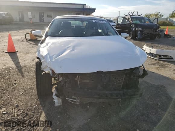 ✅ 2014 Volkswagen CC Executive • VIN: WVWRN7AN3EE513913 • Lot: 82604685. Listed on Copart with 120,862 mi. Free auction sales archive from the USA and detailed vehicle history report at DreamBid. Image 5.