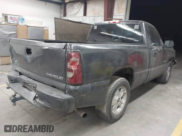 2004 Chevrolet Silverado 1500 Work Truck z VIN 1GCEC14X24Z263232, wystawiony jako IAAI lot #41720611 z przebiegiem 272 921 mil mil oraz . Historia ofert i sprzedaży dostępna na DreamBid. Obrazek 4.