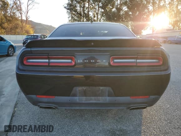 ✅ 2018 Dodge Challenger SXT Plus • VIN: 2C3CDZAG9JH288328 • Lot: 37251154. Wystawiony na Copart z przebiegiem 82 609 mil. Bezpłatny archiwum sprzedaży aukcyjnych z USA i szczegółowy raport historii pojazdu na DreamBid. Zdjęcie 6.
