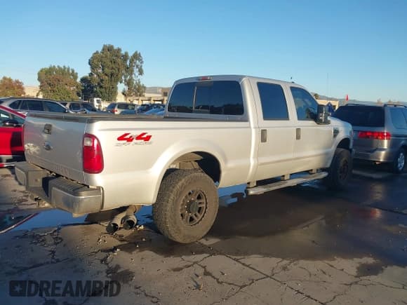 ✅ 2008 Ford F-250 XL • VIN: 1FTSW21R08ED76339 • Lot: 43784405. Wystawiony na IAAI z przebiegiem 301 560 mil. Bezpłatny archiwum sprzedaży aukcyjnych z USA i szczegółowy raport historii pojazdu na DreamBid. Zdjęcie 4.