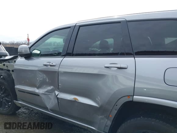 ✅ 2019 Jeep Grand Cherokee Altitude • VIN: 1C4RJFAG2KC563247 • Lot: 41479926. Wystawiony na IAAI z przebiegiem 81 288 mil. Bezpłatny archiwum sprzedaży aukcyjnych z USA i szczegółowy raport historii pojazdu na DreamBid. Zdjęcie 15.