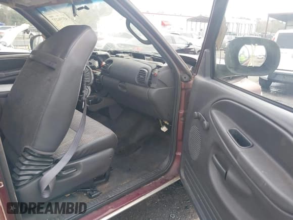 ✅ 2001 Dodge 1500 • VIN: 3B7HC13YX1G767353 • Lot: 43796237. Listed on IAAI with Not provided. Free auction sales archive from the USA and detailed vehicle history report at DreamBid. Image 5.