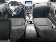 ✅ 2013 Hyundai Genesis Coupe 2.0T • VIN: KMHHT6KD2DU093238 • Lot: 70866785. Wystawiony na Copart z przebiegiem 141 195 mil. Bezpłatny archiwum sprzedaży aukcyjnych z USA i szczegółowy raport historii pojazdu na DreamBid. Zdjęcie 8.