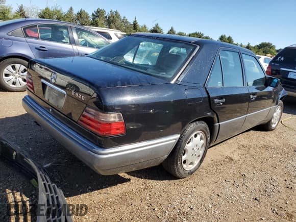 ✅ 1994 Mercedes-Benz E 320 • VIN: WDBEA32E8RC139526 • Лот: 71270454. Опубликован ранее на Copart с пробегом 137 920 миль. Бесплатный доступ к архиву аукционных продаж из США и подробный отчёт об истории автомобиля на DreamBid. Изображение 3.
