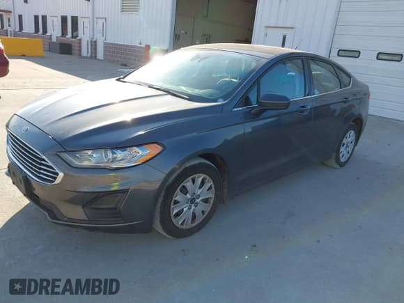 ✅ 2019 Ford Fusion S • VIN: 3FA6P0G70KR133486 • Лот: 43430375. Опубликован ранее на IAAI с пробегом 127 992 миль. Бесплатный доступ к архиву аукционных продаж из США и подробный отчёт об истории автомобиля на DreamBid. Изображение 17.