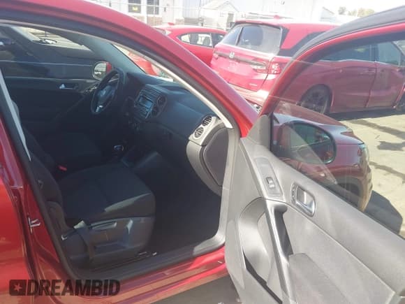 ✅ 2014 Volkswagen Tiguan S • VIN: WVGAV3AX2EW050613 • Lot: 43541966. Wystawiony na IAAI z przebiegiem 101 905 mil. Bezpłatny archiwum sprzedaży aukcyjnych z USA i szczegółowy raport historii pojazdu na DreamBid. Zdjęcie 5.