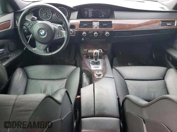 ✅ 2010 BMW 5 Series 550i • VIN: WBANW5C52ACT56181 • Lot: 57142475. Wystawiony na Copart z przebiegiem 118 766 mil. Bezpłatny archiwum sprzedaży aukcyjnych z USA i szczegółowy raport historii pojazdu na DreamBid. Zdjęcie 8.