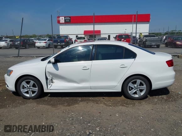 ✅ 2014 Volkswagen Jetta TDI w/Premium/Nav • VIN: 3VWLL7AJXEM366828 • Lot: 42392563. Listed on IAAI with 132,924 mi. Free auction sales archive from the USA and detailed vehicle history report at DreamBid. Image 14.