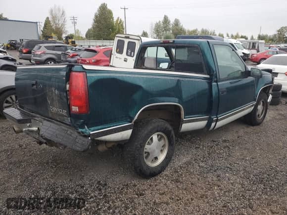 1998 Chevrolet Silverado 1500 z VIN 1GCEC14R3WZ141824, wystawiony jako Copart lot #84471025 z przebiegiem 171 517 mil mil oraz Szkoda całkowita • Salvage title. Historia ofert i sprzedaży dostępna na DreamBid. Obrazek 3.