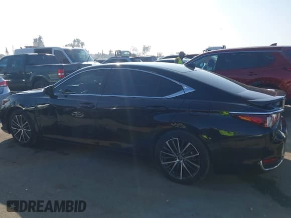 ✅ 2024 Lexus ES 300h • VIN: 58ADA1C1XRU054330 • Lot: 43551508. Wystawiony na IAAI z przebiegiem 7 928 mil. Bezpłatny archiwum sprzedaży aukcyjnych z USA i szczegółowy raport historii pojazdu na DreamBid. Zdjęcie 14.