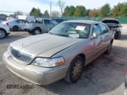 ✅ 2009 Lincoln Town Car Signature Limited • VIN: 2LNHM82V39X619538 • Lot: 43689688. Listed on IAAI with 196,708 mi. Free auction sales archive from the USA and detailed vehicle history report at DreamBid. Image 2.