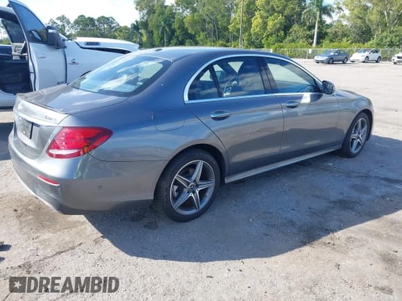 ✅ 2018 Mercedes-Benz E 300 • VIN: WDDZF4KBXJA317975 • Lot: 43728953. Listed on IAAI with 54,923 mi. Free auction sales archive from the USA and detailed vehicle history report at DreamBid. Image 4.