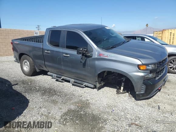 ✅ 2019 Chevrolet Silverado 1500 Custom Trail Boss • VIN: 1GCRYCEFXKZ355285 • Lot: 82586365. Wystawiony na Copart z przebiegiem 77 431 mil. Bezpłatny archiwum sprzedaży aukcyjnych z USA i szczegółowy raport historii pojazdu na DreamBid. Zdjęcie 4.