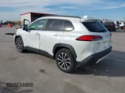 ✅ 2022 Toyota Corolla Cross XLE • VIN: 7MUDAABG1NV035400 • Lot: 43610711. Wystawiony na IAAI z przebiegiem 34 456 mil. Bezpłatny archiwum sprzedaży aukcyjnych z USA i szczegółowy raport historii pojazdu na DreamBid. Zdjęcie 3.