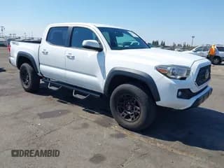 ✅ 2018 Toyota Tacoma SR5 • VIN: 3TMAZ5CN8JM071010 • Lot: 42979430. Wystawiony na IAAI z przebiegiem 84 415 mil. Bezpłatny archiwum sprzedaży aukcyjnych z USA i szczegółowy raport historii pojazdu na DreamBid. Zdjęcie 1.