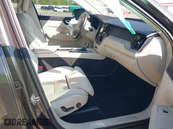 ✅ 2018 Volvo XC60 Inscription • VIN: YV4102RLXJ1025932 • Lot: 42222065. Wystawiony na IAAI z przebiegiem 77 485 mil. Bezpłatny archiwum sprzedaży aukcyjnych z USA i szczegółowy raport historii pojazdu na DreamBid. Zdjęcie 5.