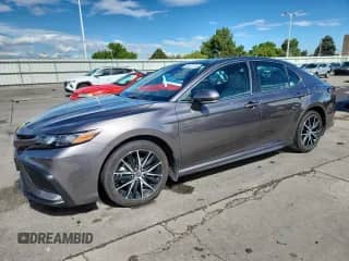 2022 Toyota Camry SE с VIN 4T1G11BK7NU055573, выставлен на аукционе Copart как лот 70327775 с пробегом 19 437 миль миль и Списание • Salvage title. История ставок и продаж доступна на DreamBid. Изображение 1.