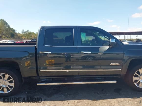 ✅ 2017 Chevrolet Silverado 1500 High Country • VIN: 3GCUKTEC5HG509458 • Lot: 43517091. Wystawiony na IAAI z przebiegiem 250 022 mil. Bezpłatny archiwum sprzedaży aukcyjnych z USA i szczegółowy raport historii pojazdu na DreamBid. Zdjęcie 14.
