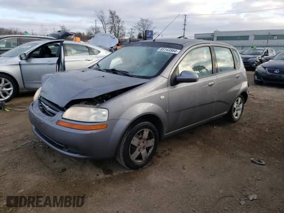 2007 Chevrolet Aveo LS z VIN KL1TD66637B749946, wystawiony jako Copart lot #83143564 z przebiegiem 74 030 mil mil oraz Szkoda całkowita • Salvage title. Historia ofert i sprzedaży dostępna na DreamBid. Obrazek 1.