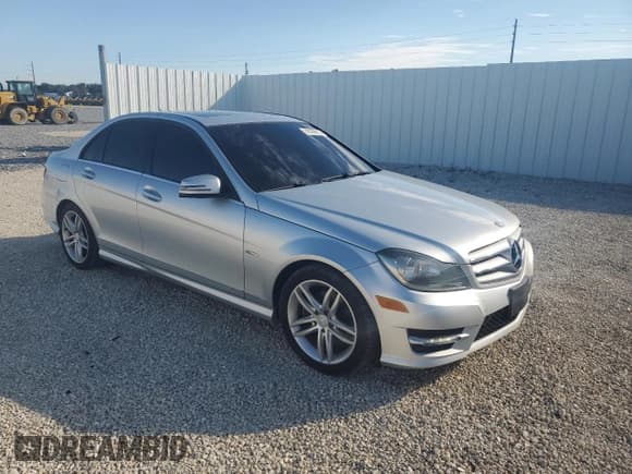 ✅ 2012 Mercedes-Benz C 250 Sport • VIN: WDDGF4HB0CF853063 • Lot: 91029615. Wystawiony na Copart z przebiegiem 146 810 mil. Bezpłatny archiwum sprzedaży aukcyjnych z USA i szczegółowy raport historii pojazdu na DreamBid. Zdjęcie 4.