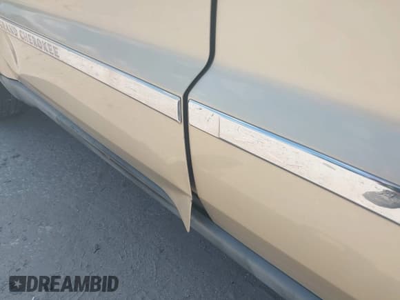 ✅ 2011 Jeep Grand Cherokee Laredo • VIN: 1J4RR4GG9BC734574 • Lot: 42603119. Listed on IAAI with 111,894 mi. Free auction sales archive from the USA and detailed vehicle history report at DreamBid. Image 13.