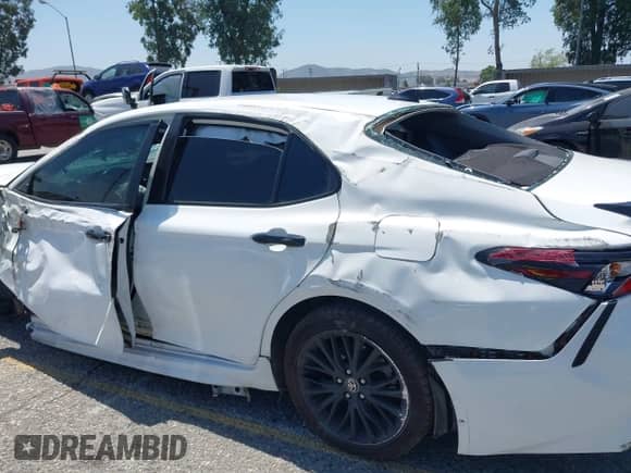 2022 Toyota Camry SE z VIN 4T1T11AK9NU047717, wystawiony jako IAAI lot #42316618 z przebiegiem 86 410 mil mil oraz . Historia ofert i sprzedaży dostępna na DreamBid. Obrazek 17.