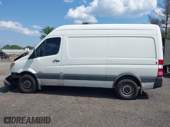 ✅ 2010 Mercedes-Benz Sprinter Cargo • VIN: WD3PE7CC0A5496785 • Lot: 42786272. Wystawiony na IAAI z przebiegiem 193 116 mil. Bezpłatny archiwum sprzedaży aukcyjnych z USA i szczegółowy raport historii pojazdu na DreamBid. Zdjęcie 14.