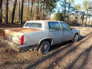 ✅ 1988 Cadillac DeVille • VIN: 1G6CD5155J4332134 • Lot: 43765272. Wystawiony na IAAI z przebiegiem 173 626 mil. Bezpłatny archiwum sprzedaży aukcyjnych z USA i szczegółowy raport historii pojazdu na DreamBid. Zdjęcie 4.