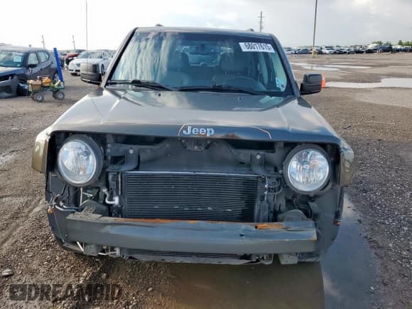 ✅ 2015 Jeep Patriot Latitude • VIN: 1C4NJPFA4FD372616 • Lot: 68017615. Wystawiony na Copart z przebiegiem 102 303 mil. Bezpłatny archiwum sprzedaży aukcyjnych z USA i szczegółowy raport historii pojazdu na DreamBid. Zdjęcie 5.